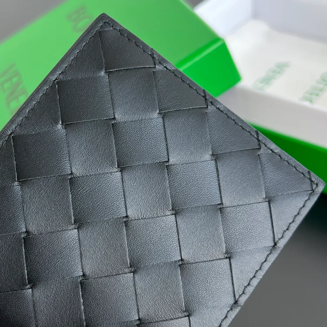 Batch 960 #Bv New bi-fold short clip with coin pocket 605722👏 A short clip with a coin pocket. There is a place to put coins and change☄️ Made of original cowhide. It is soft and delicate and makes people want to touch it all the time. It is equipped with 4 card slots, 2 banknote compartments, 2 extra pockets, and 1 coin purse. It is very tasteful and low-key. It is very good in terms of texture and practicality. Highly recommended👍👍 Size: 11x9.5